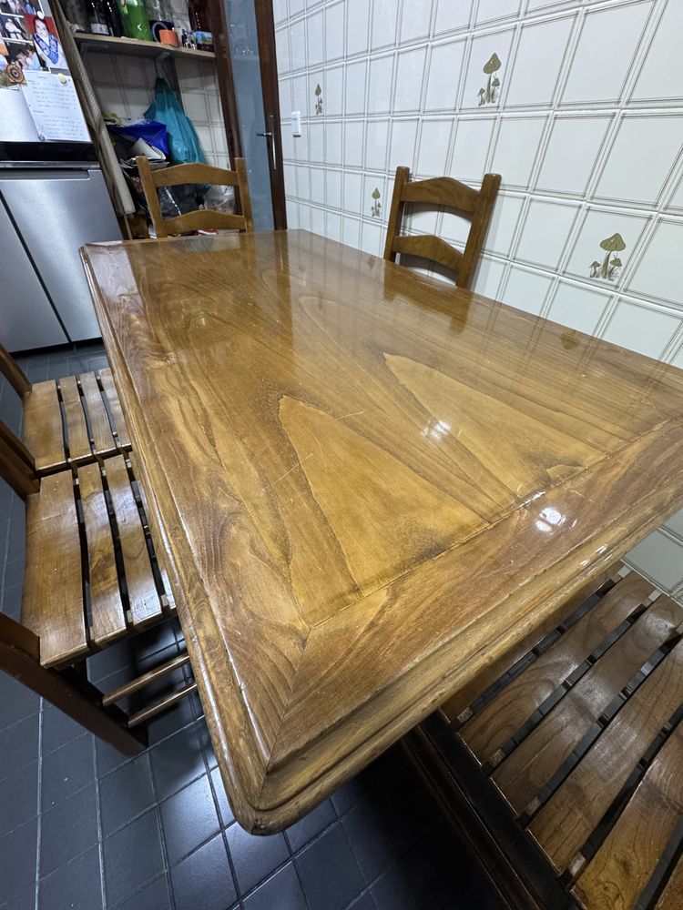 Mesa de madeira maciça + 6 cadeiras