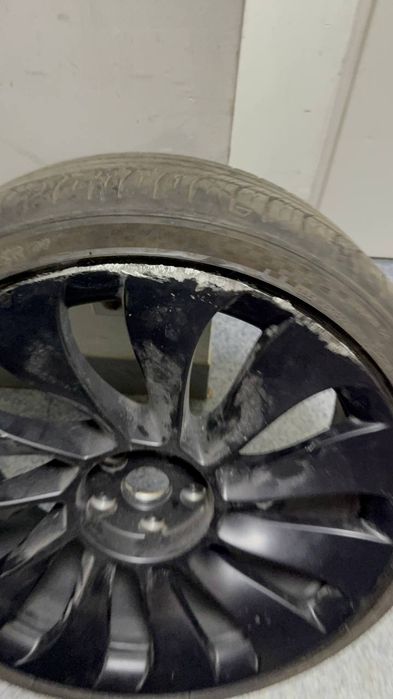 Диск з резиною на Tesla Model Y Performance 2023

Оригінальні 21 радіу