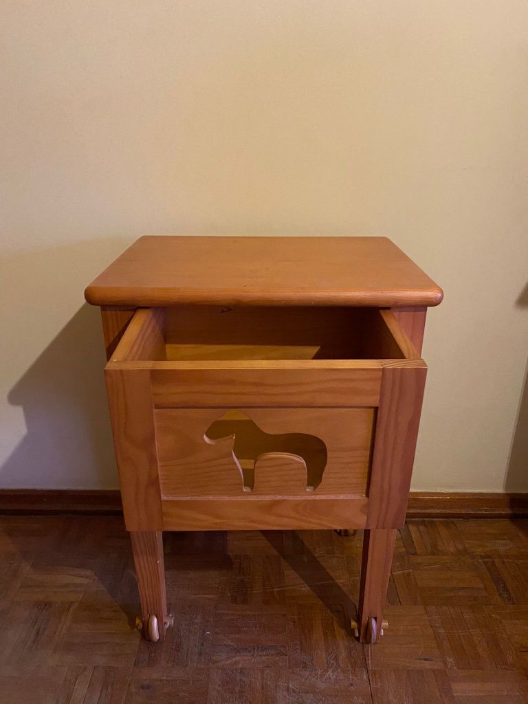 Conjunto de Cama  Dossel de criança e mesa de cabeira em pinho.