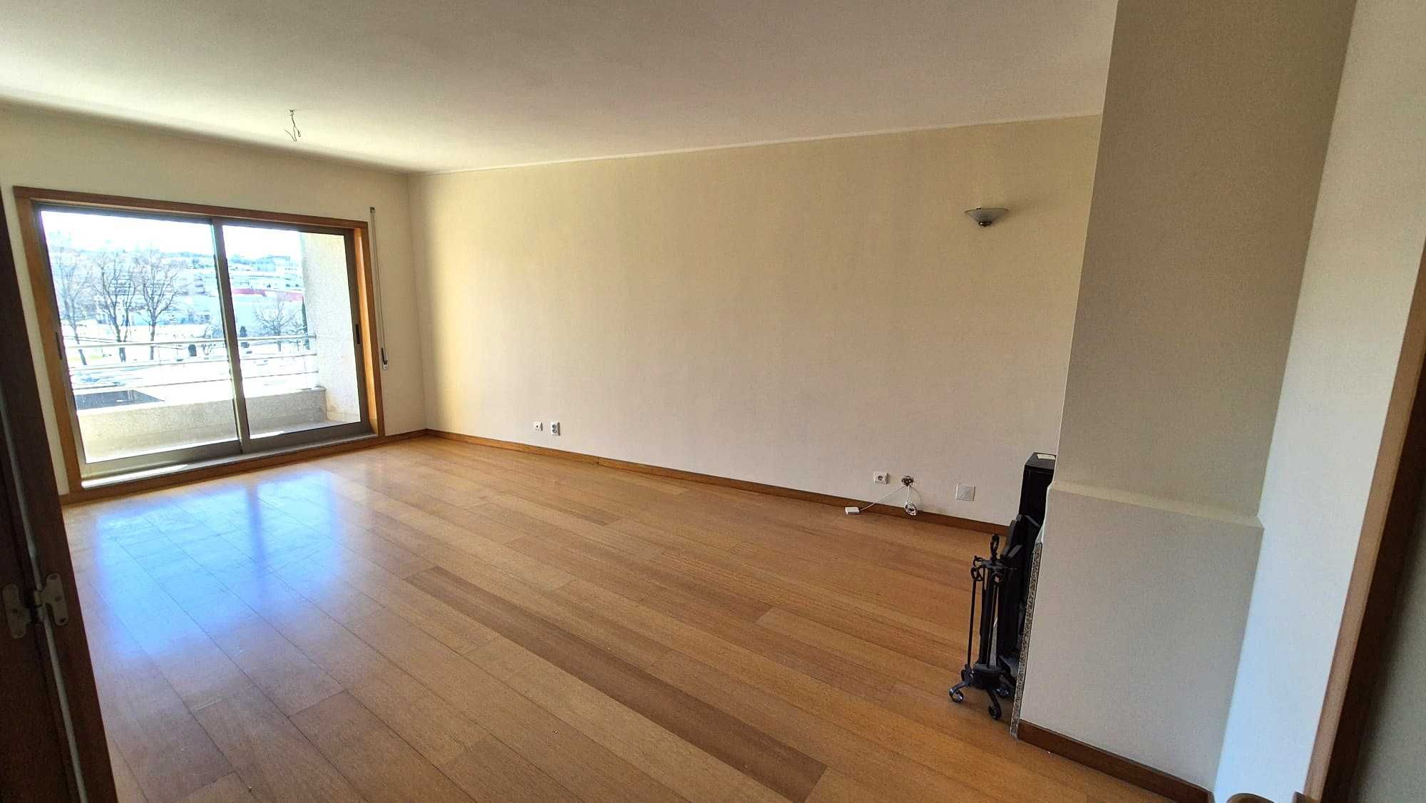 Excelente Apartamento T3, Areas muito grandes e Varanda