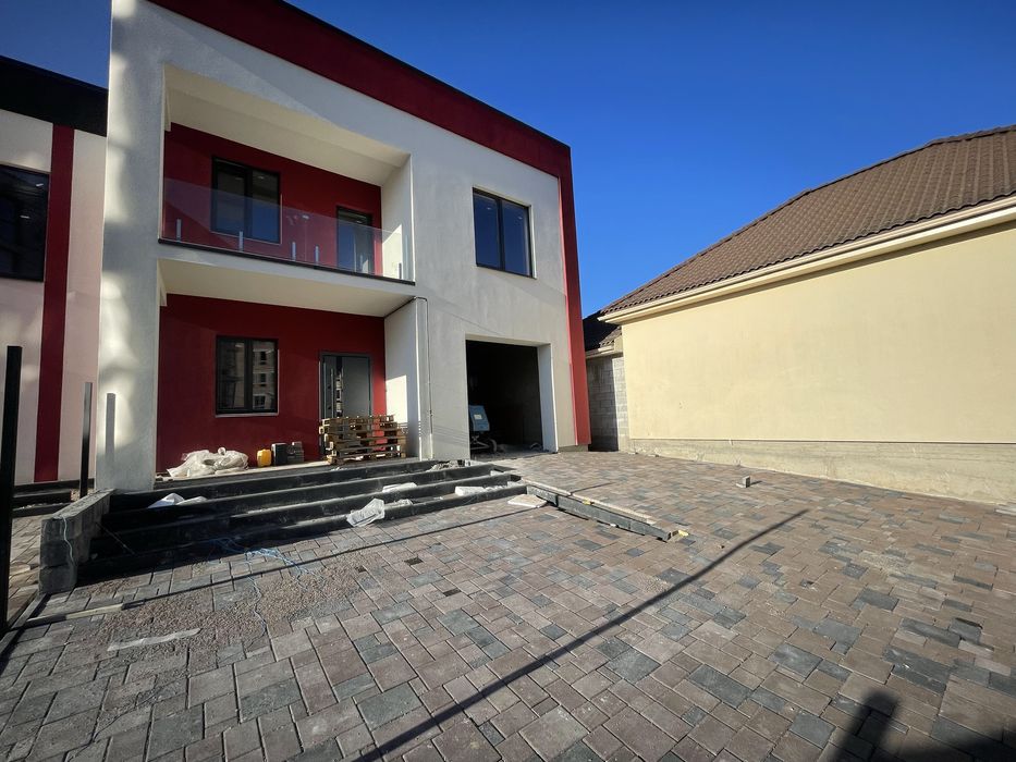 Котедж з гаражем навпроти Спектруму