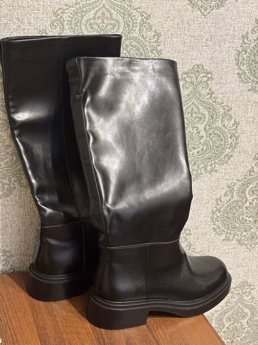 Стильные черные сапоги , новые !