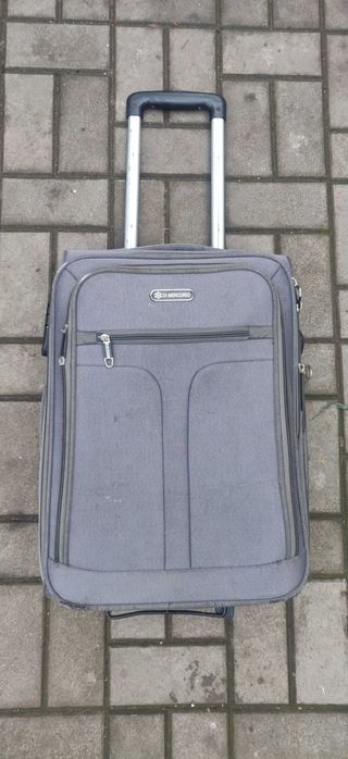 Чемодан на колесиках