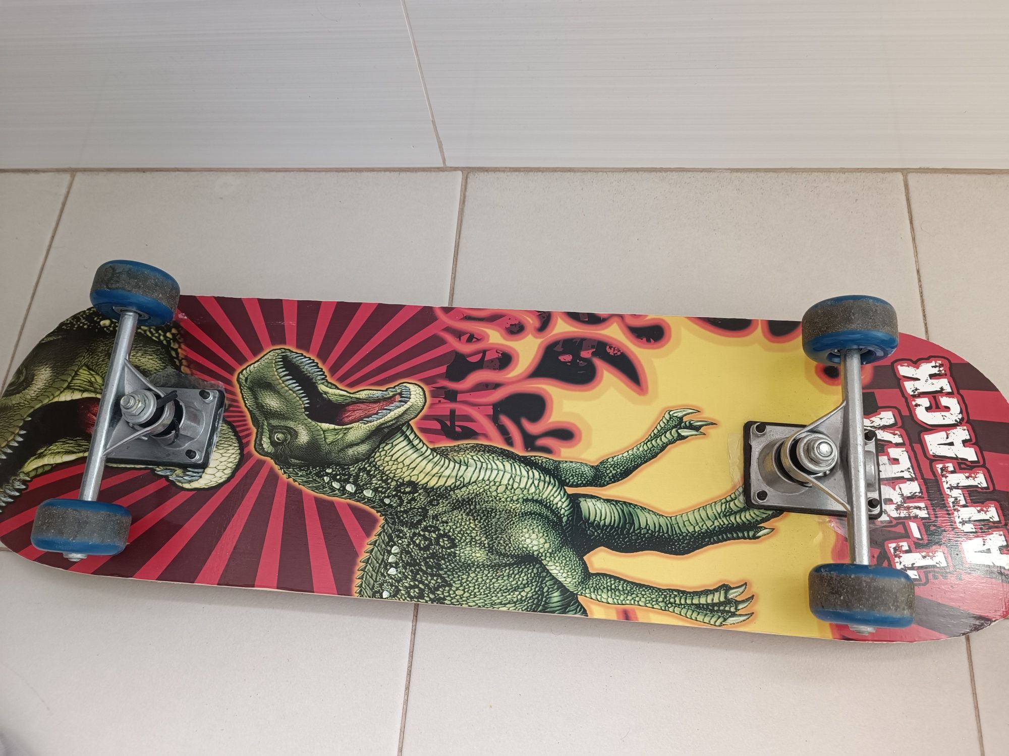 Skate criança dinossauro