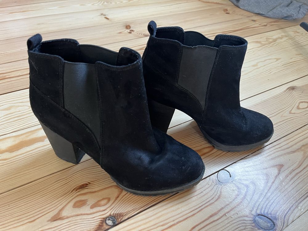 Buty na koturnie typu zamsz