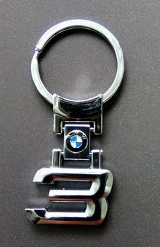 Брелок для ключей с логотипом автомобиля BMW.