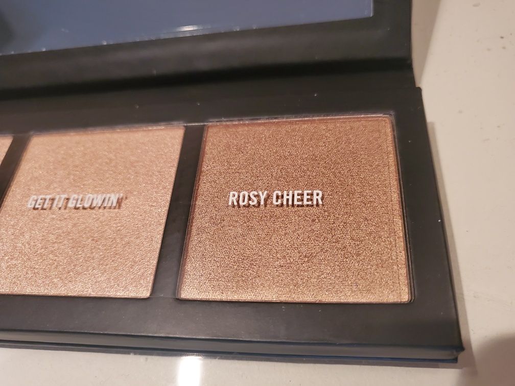 MAC Cosmetics paleta 3 rozświetlaczy Hyper Real Glow Palette