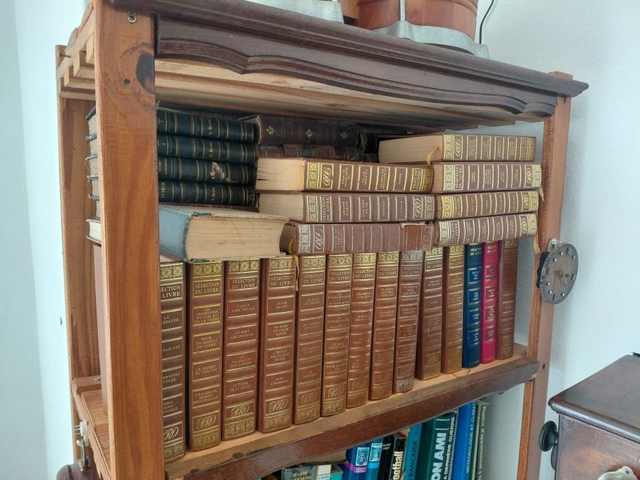 VENDO vários livros e jogos