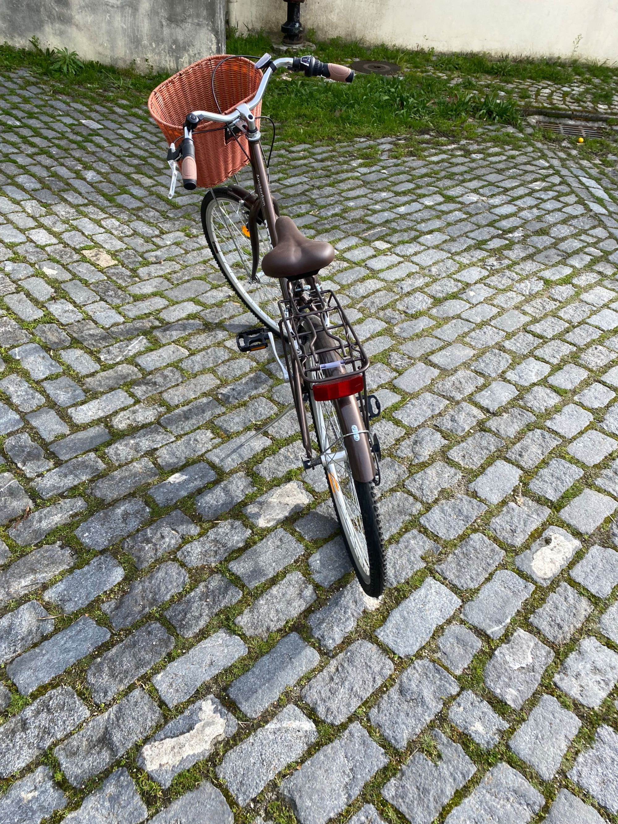 Bicicleta com cesto. Nunca usada, impecável!