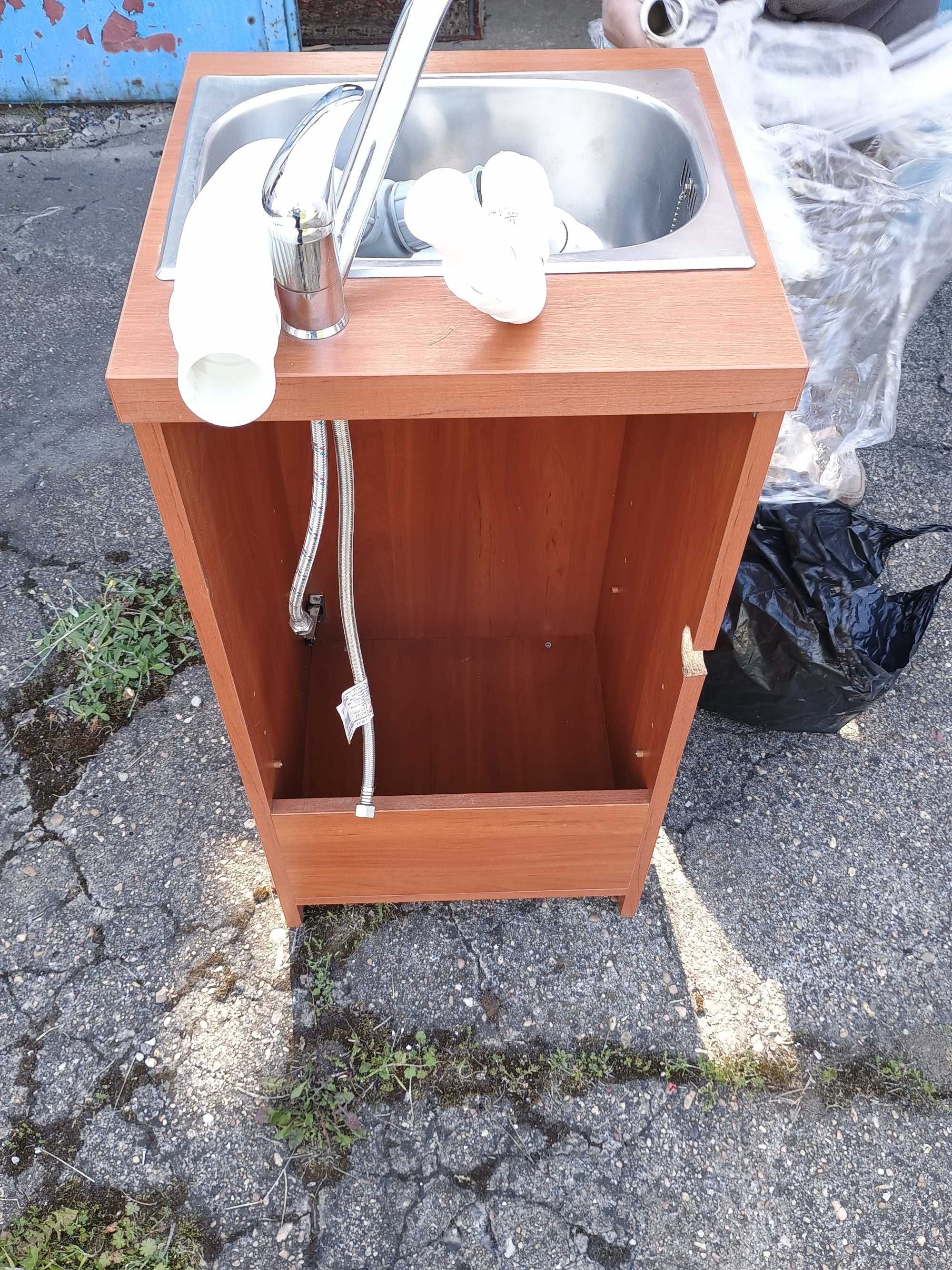 Szafka kuchenna z zlewozmywakiem i baterią