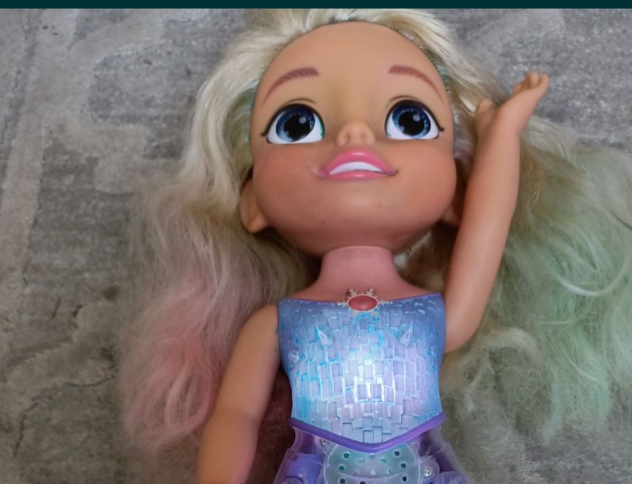 Świecąca lalka Elza