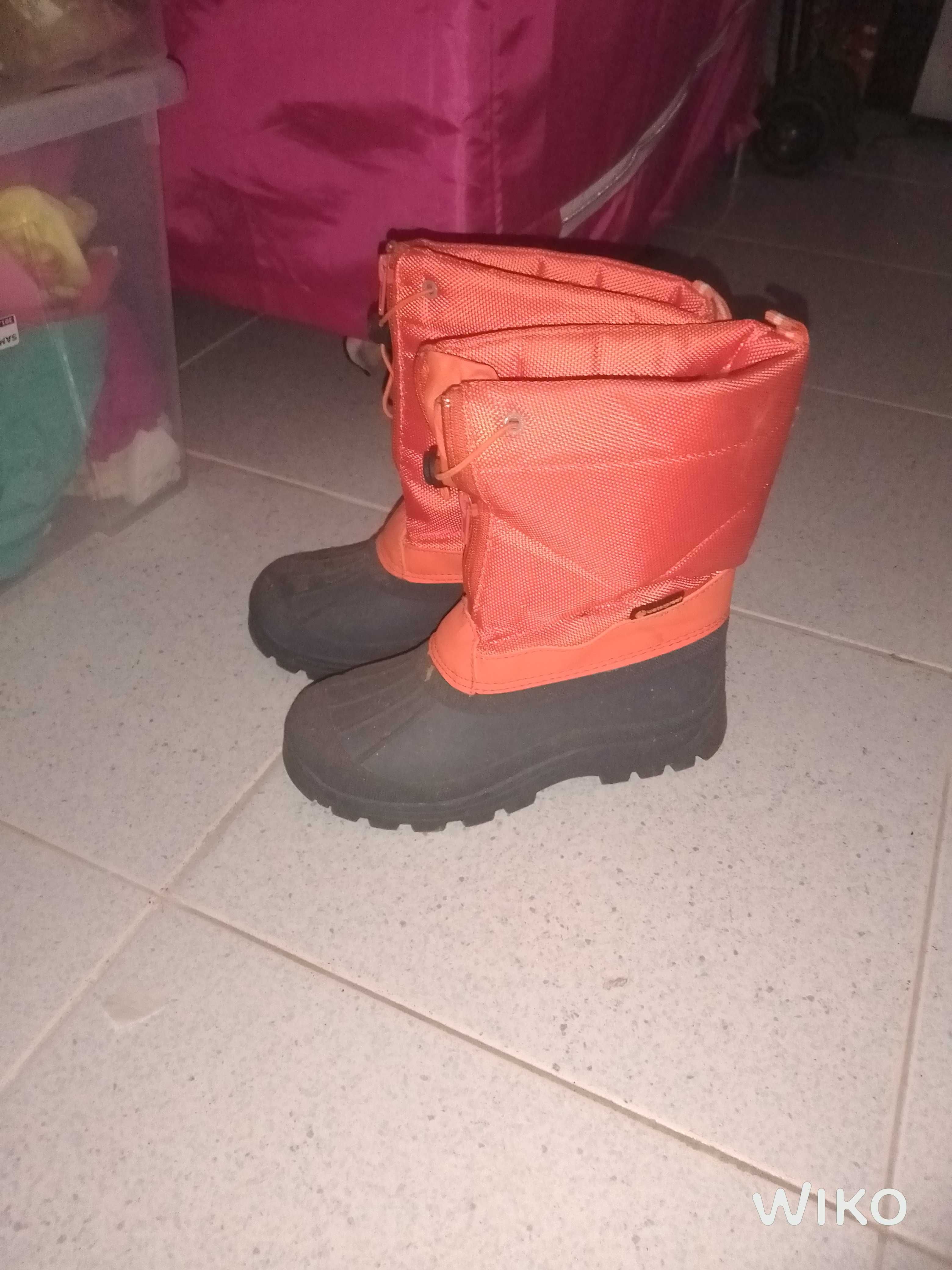 Botas impermeáveis com pêlo.