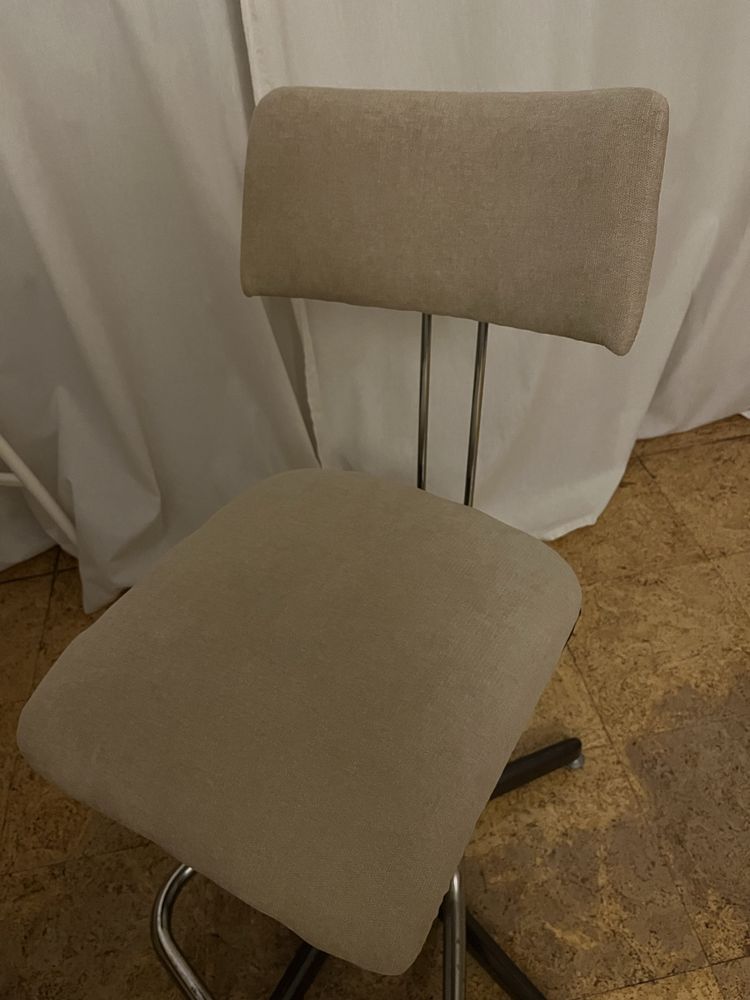 Cadeira vintage com estofos novos