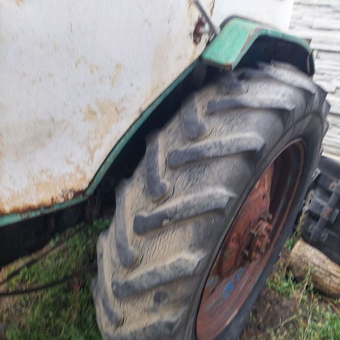 Трактор ЮМЗ 6 в робочему стані