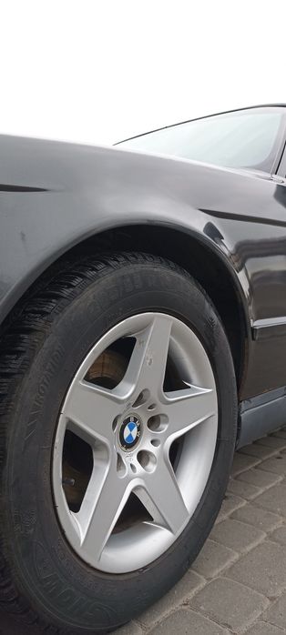 Автомобіль BMW на повному ходу!