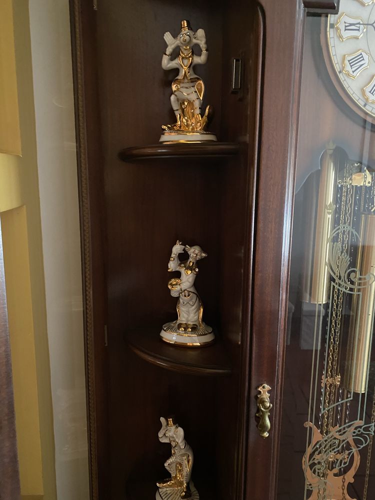 Relogio Vintage com esculturas ceramicas