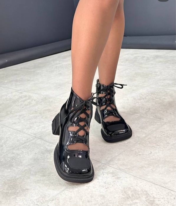 Стильні черевики на шнурівці. Натуральна лакова шкіра.