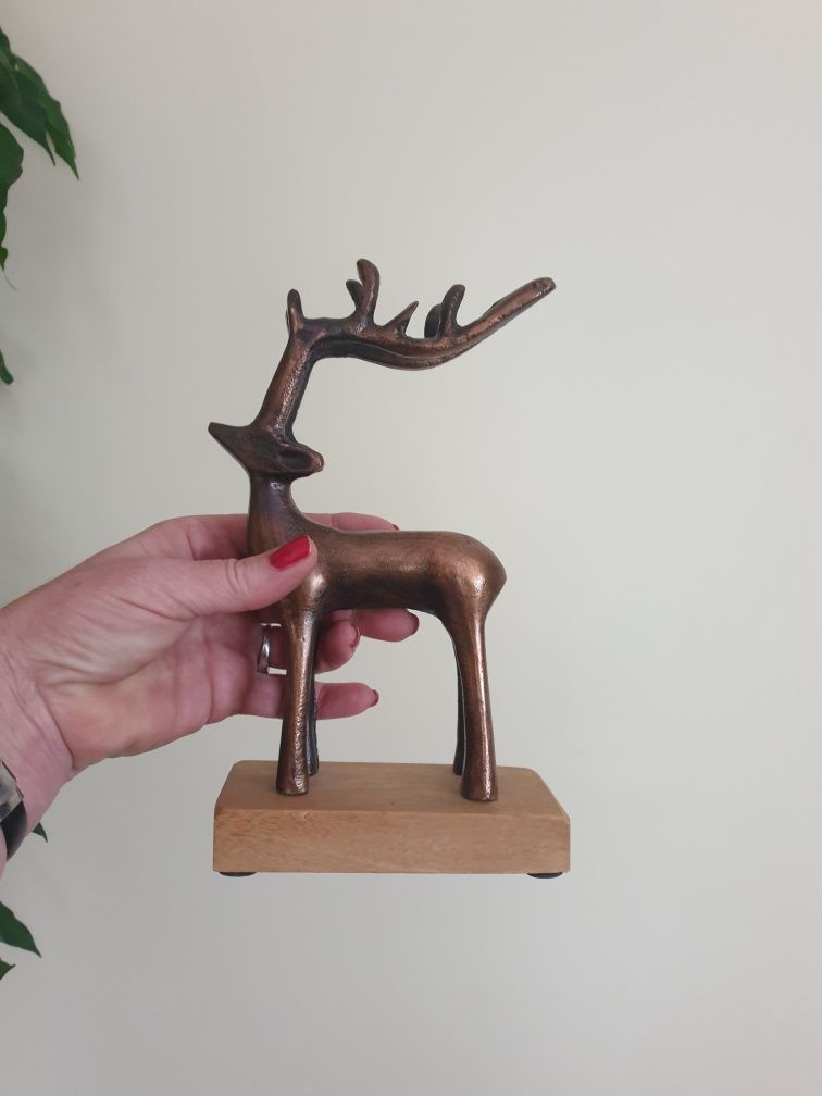 Jeleń z porożem podstawa drewniana figurka metal wys. 22 cm