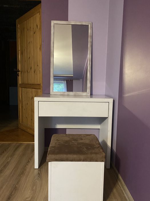 Sprzedam białą toaletkę.