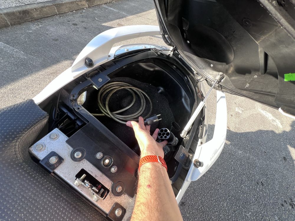 Vectrix VX1 com Carplay e TopCase