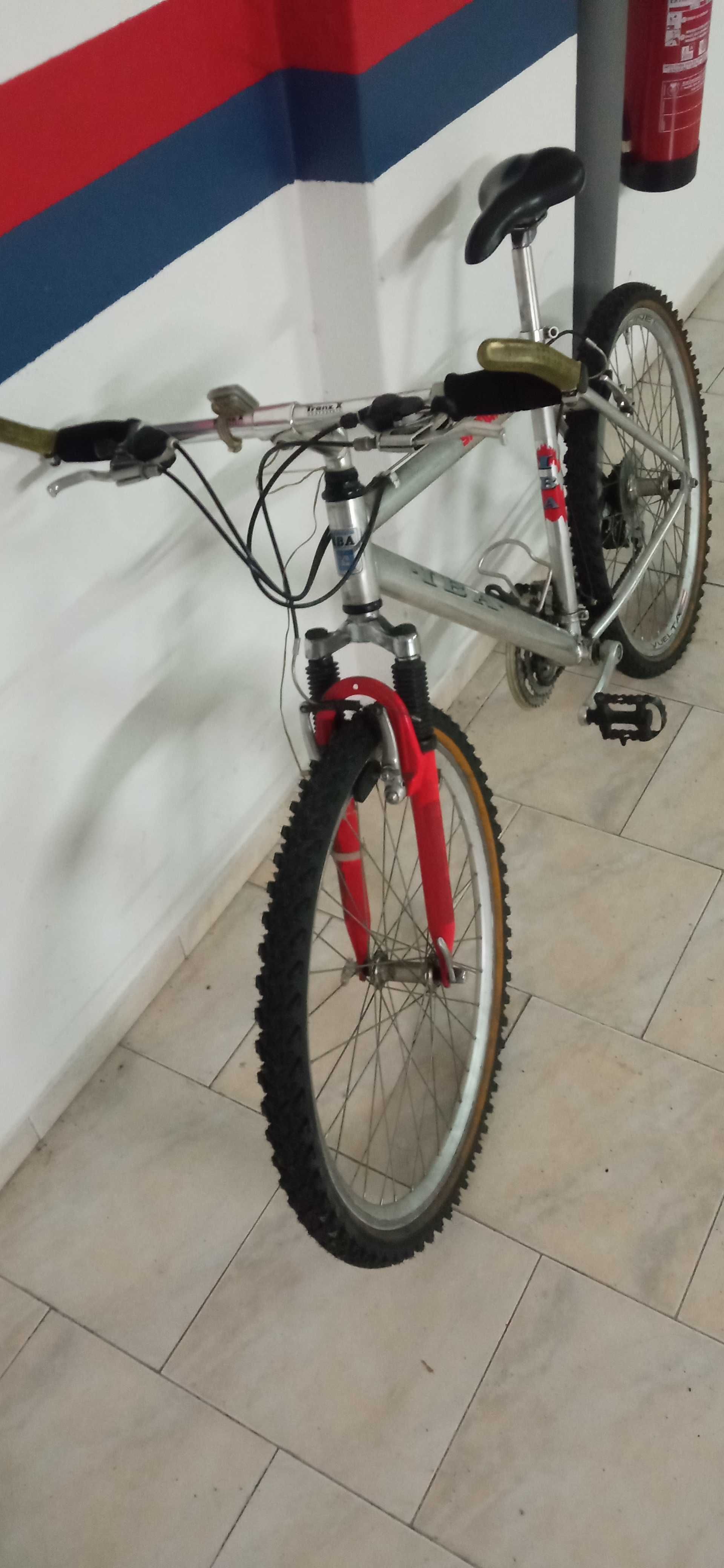 Bicicleta IBA/ Shimano impecável