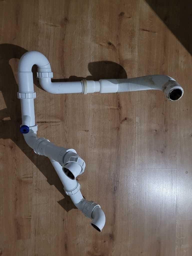 Dwukomorowy zlew kuchenny z baterią i kolankiem