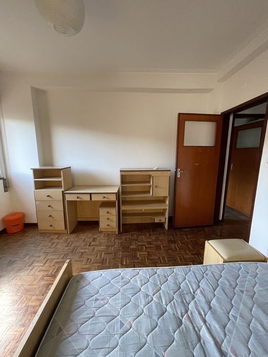 Móvel de quarto com secretária