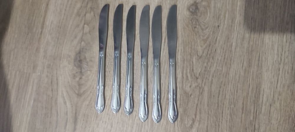 Столові ножі Oneida.