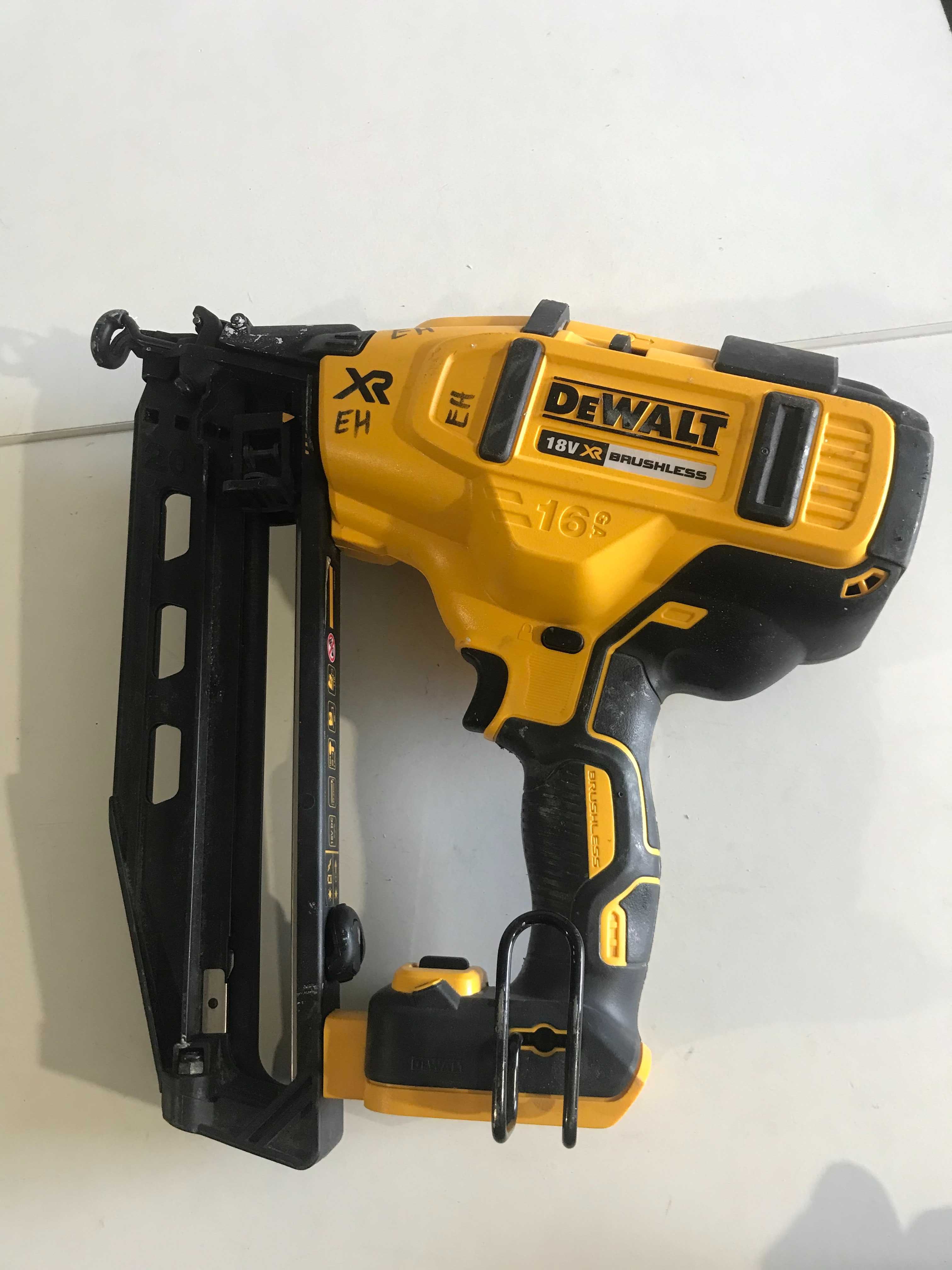 Акумуляторний пістолет цвяхозабивний DeWALT DCN660N  з Англії