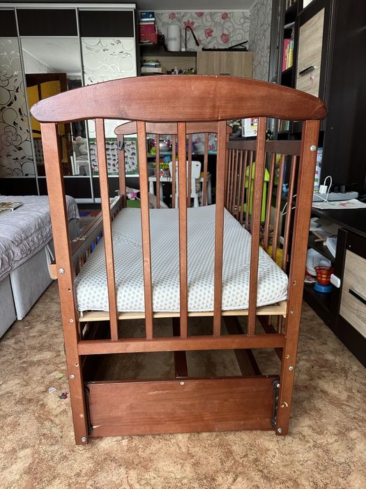 Дитяче ліжечко з маятником