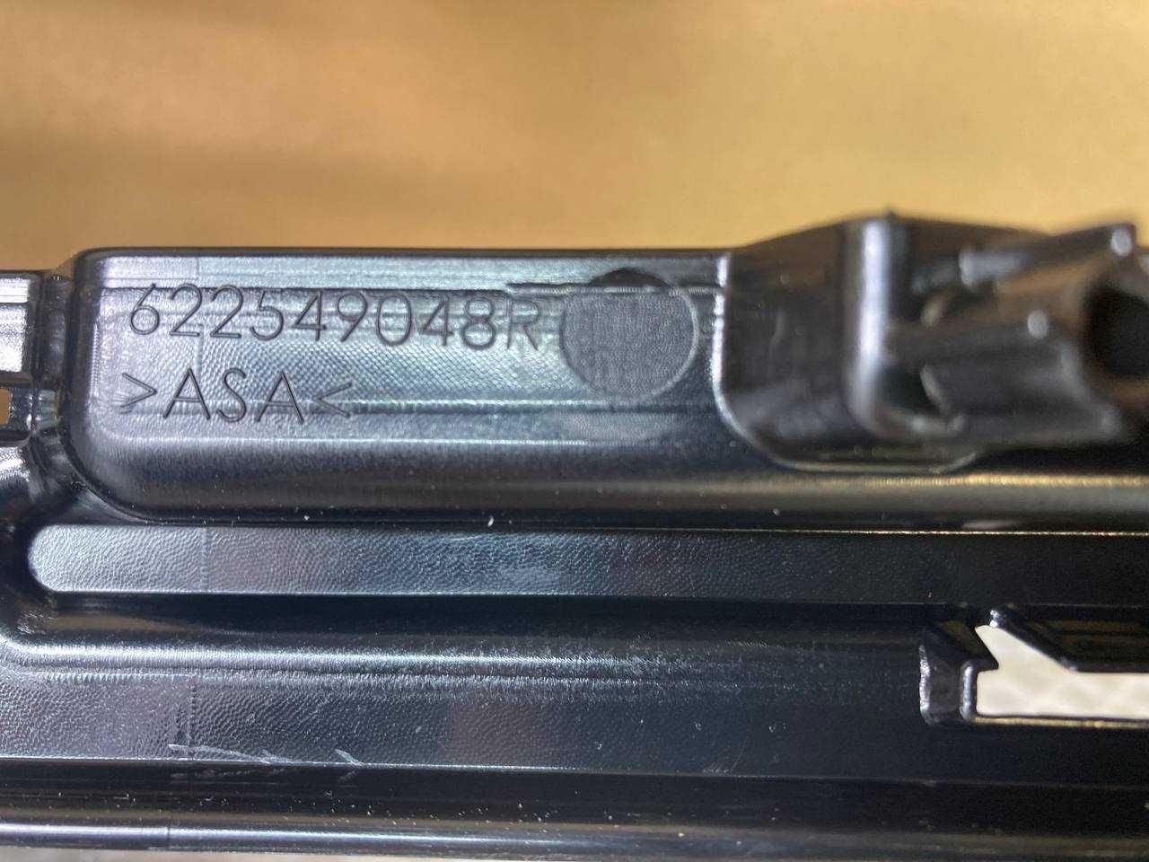 Решітка переднього бампера Renault Scenic 3 622549048R Оригінальна
