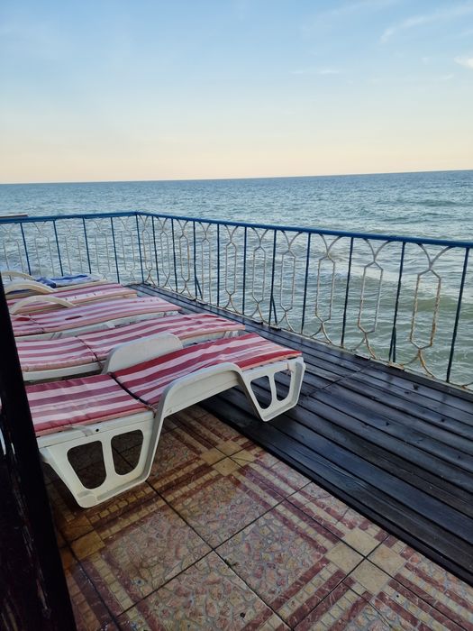Дом-причал расположен на прямо на берегу моря .4000 гр.