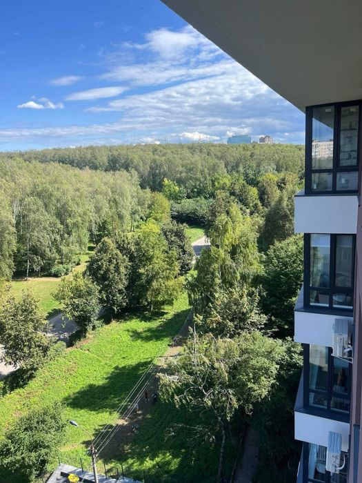 Продається 3 кімнатна квартира поруч, та з виглядом на парк