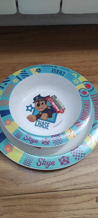 Zestaw plastikowych naczyń dla dzieci