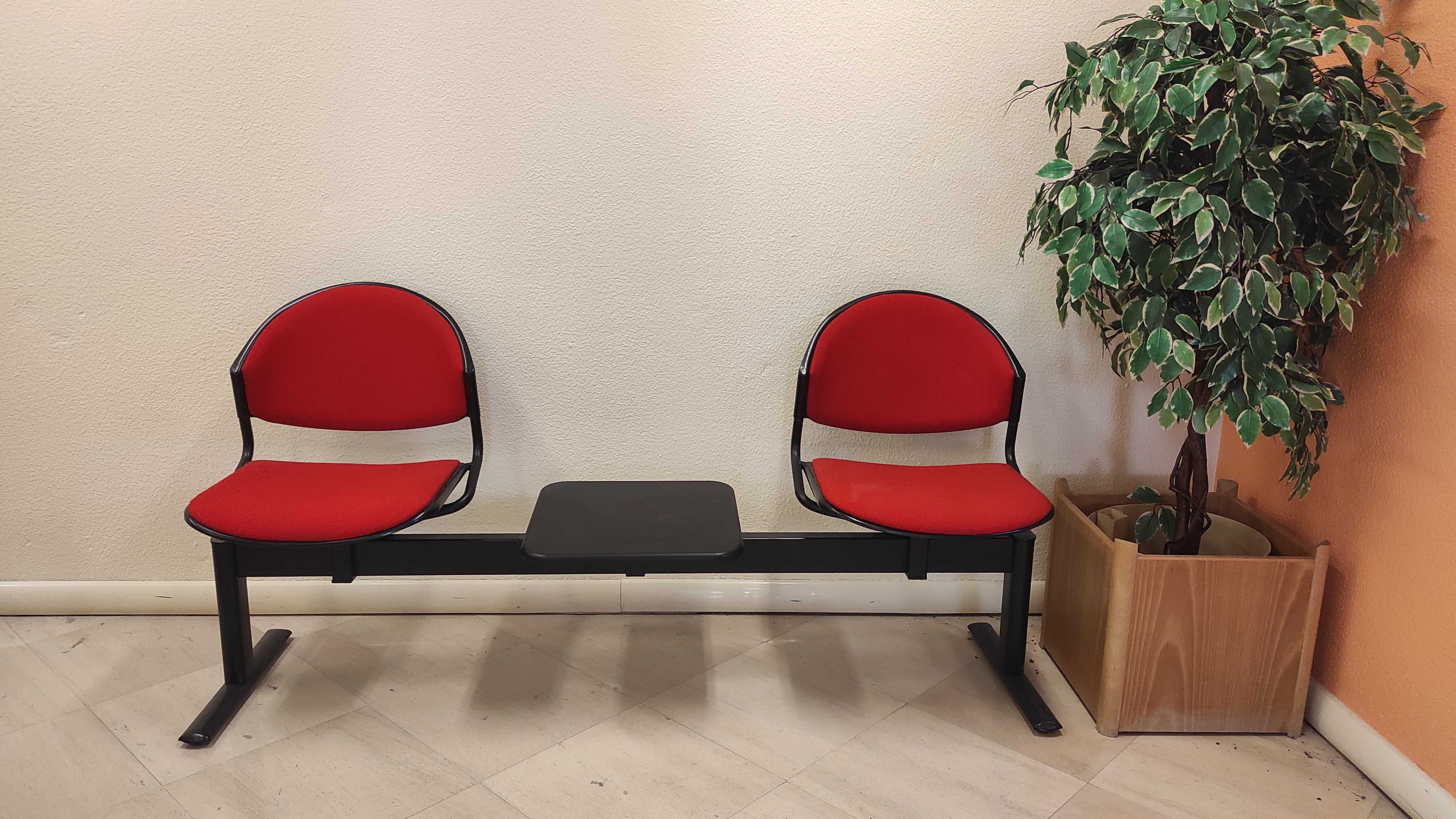 Cadeiras para sala de espera com mesa de apoio - em excelente estado