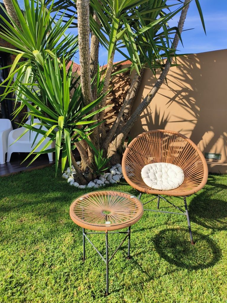 Conjunto mesa e duas cadeiras