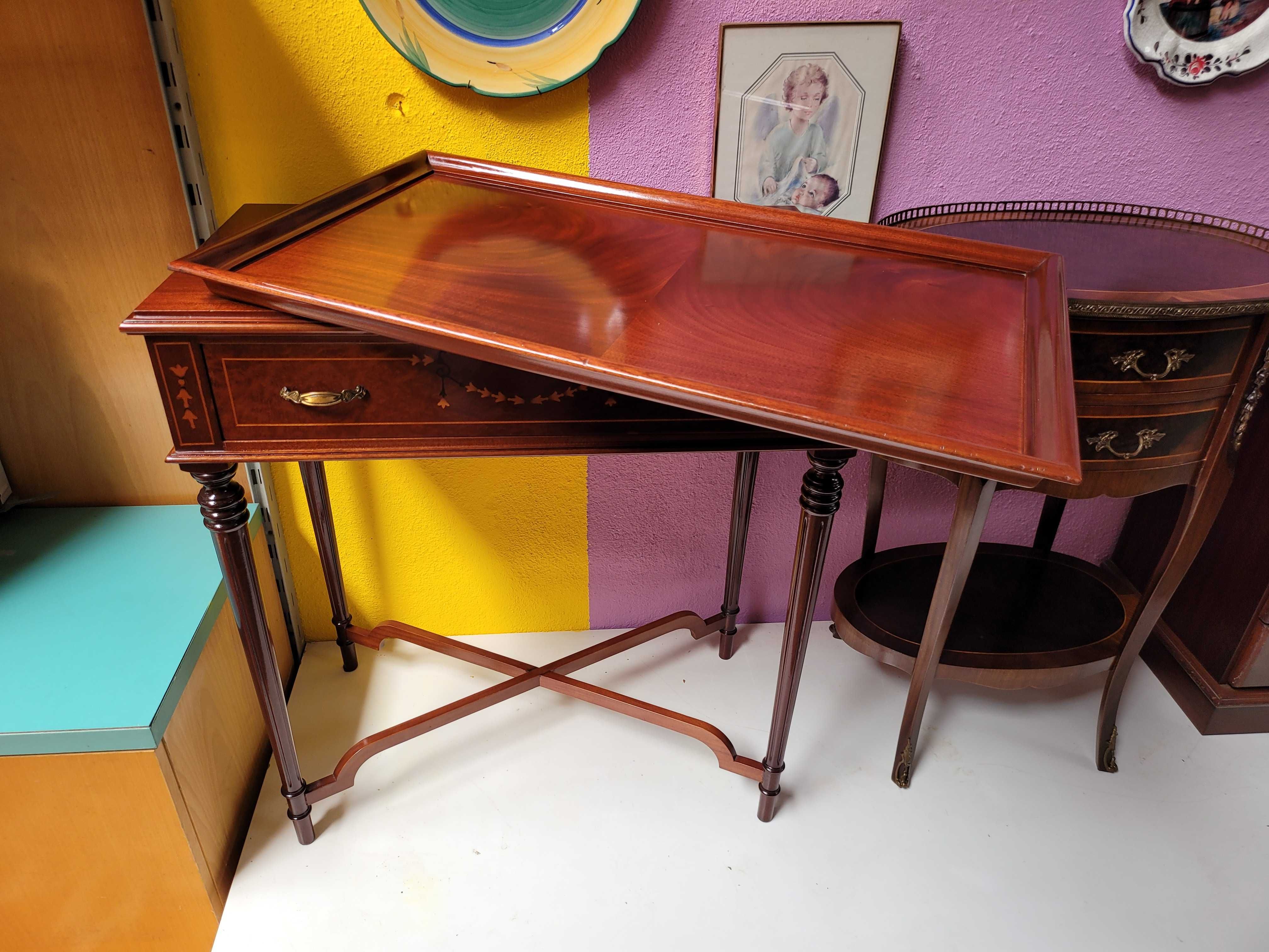 Mesa de apoio em madeira com tabuleiro amovível - óptimo estado