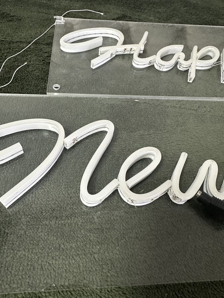 Неоновий надпис вивіска Happy New Year