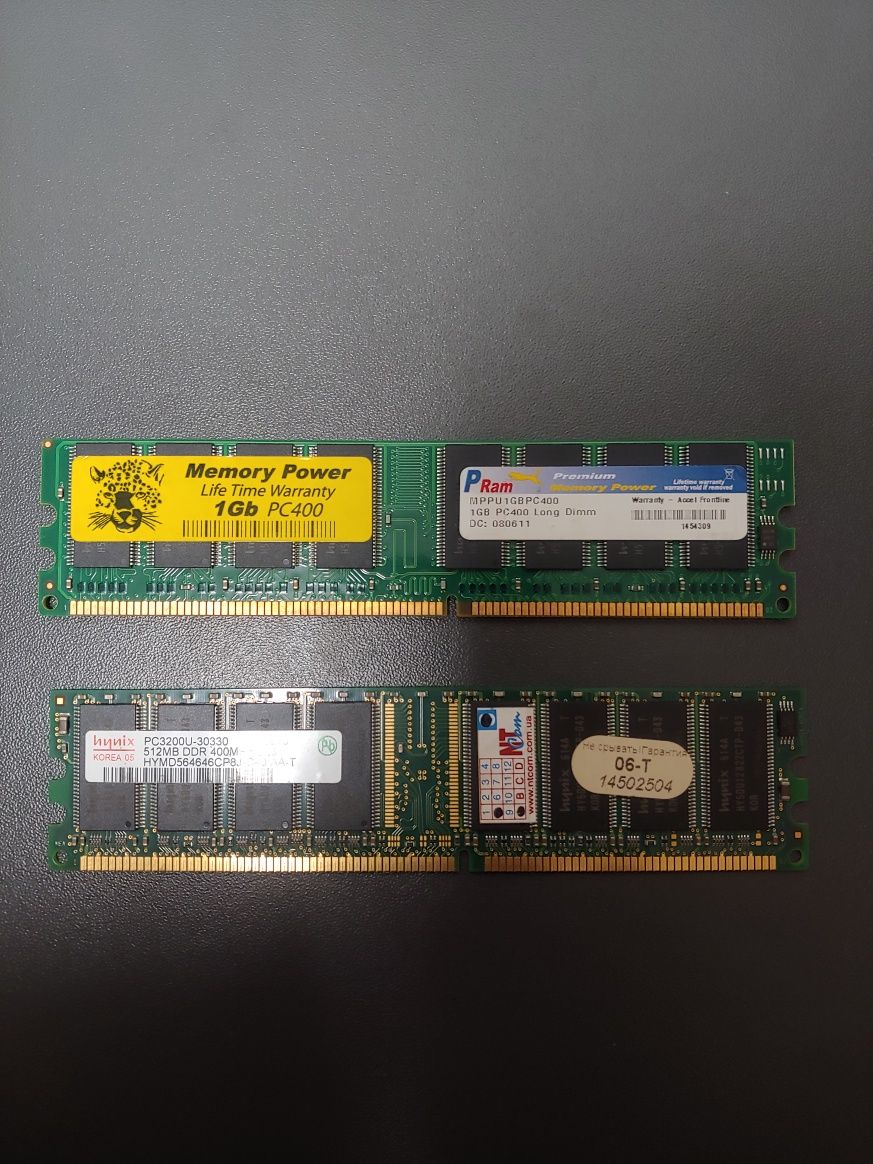 Оперативна пам'ять DDR 400Mhz дві планки 1 Gb i 512 Mb