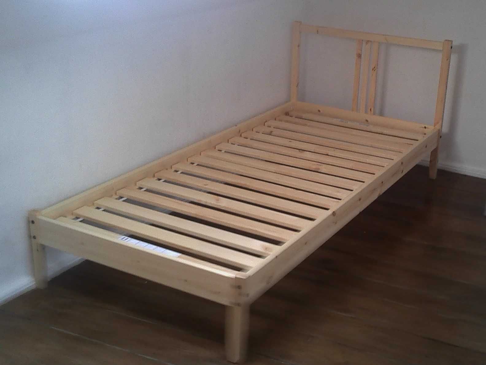 Cama individual de pinho Ikea com estrado e colchão