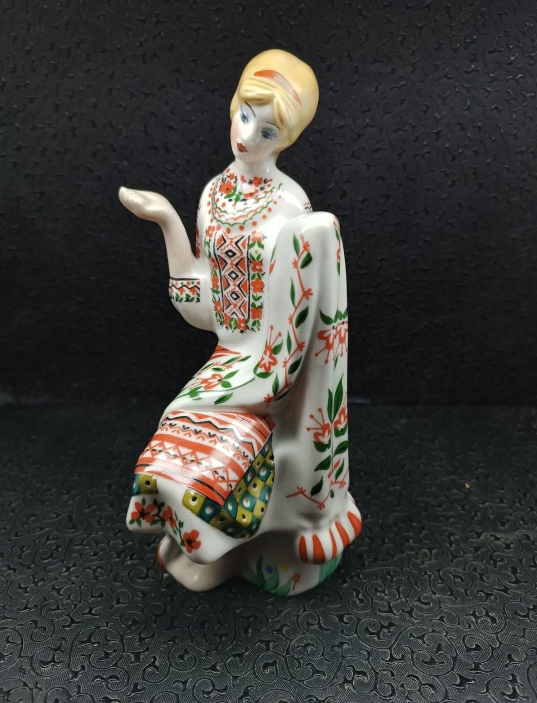 figurka porcelanowa „hafciarz”.Ukraina,Kijow