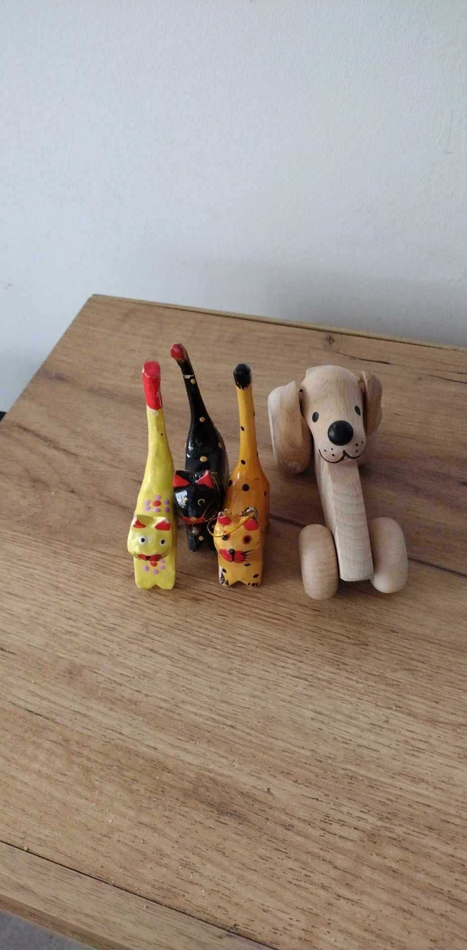 Stare zabawki drewniany piesek i gratis 2 zmęczone kotki