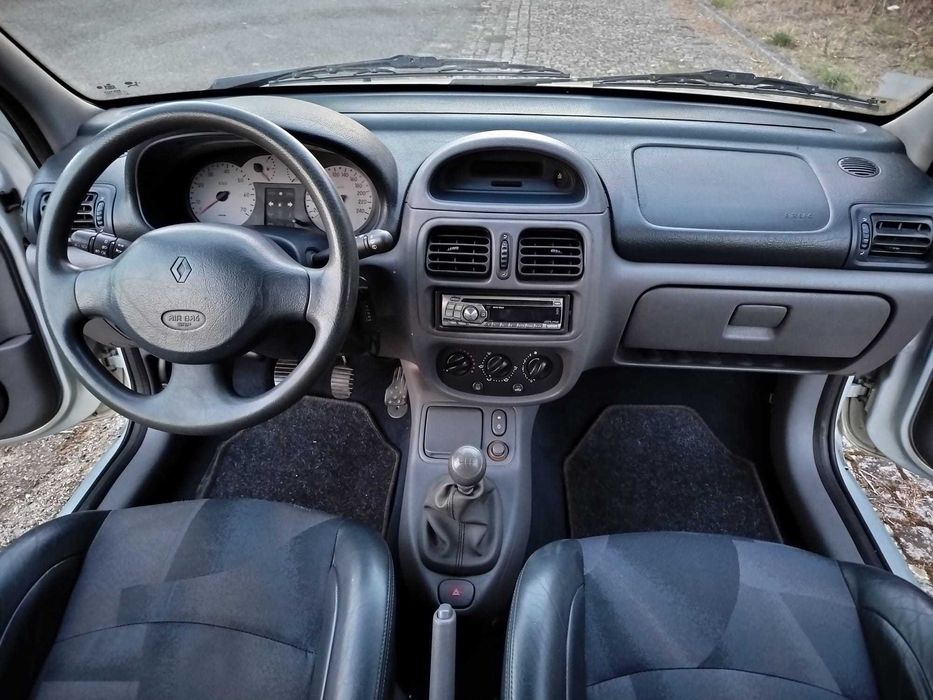 Renault Clio 1.4 16v Sport - 115000 / Reservado kms Reais