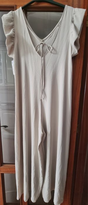 Macacão bege comprido, com folhos nos ombros. TU