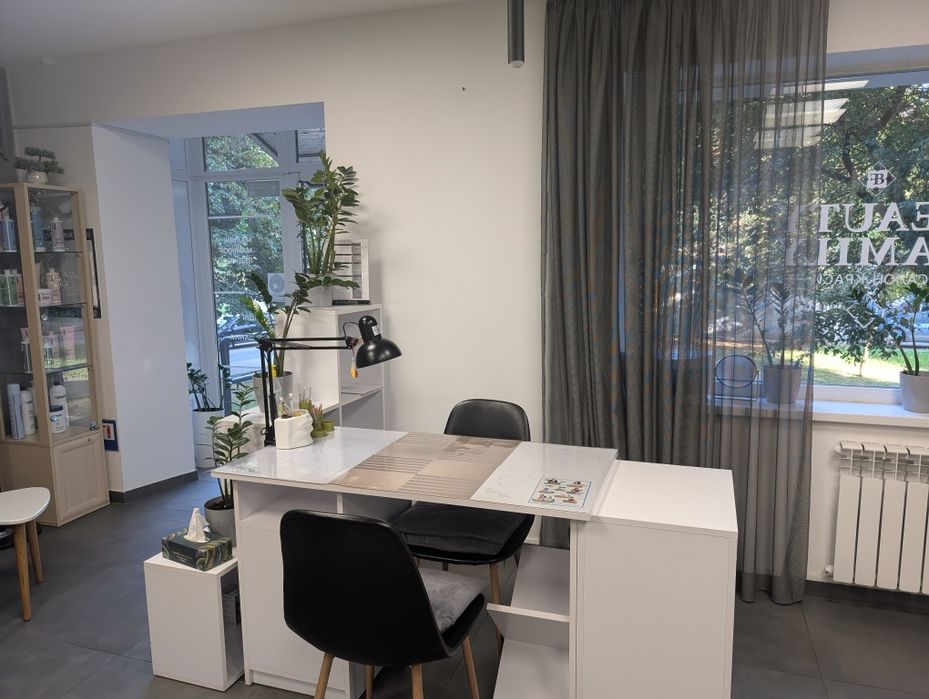 Здам в оренду робоче місце перукаря та майстра манікюру , педикюру