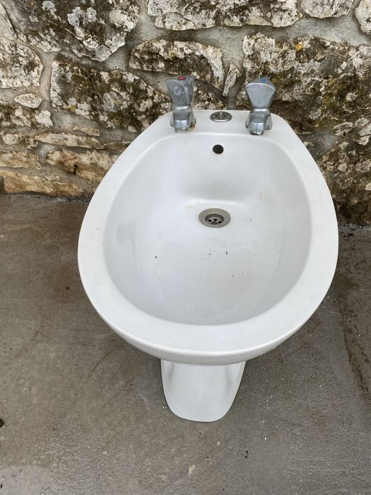 Lavatórios de casa de banho, bidé e urinol