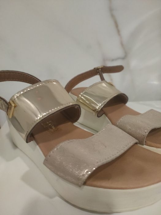 Sandálias rasas com fivela