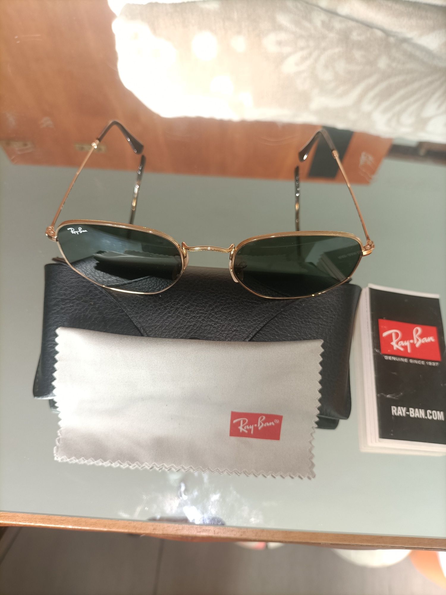 Óculos sol com muito pouco uso, não têm ranhuras