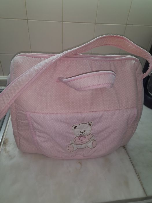 Muda de fraldas rosa bebé com pintas brancas