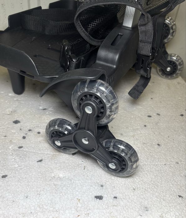 Wózek bagażowy z siatką i opaską